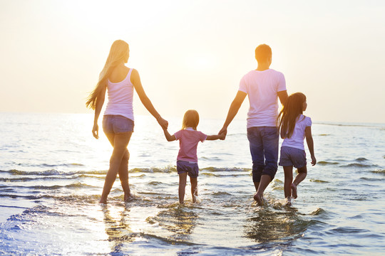 familie naar strand