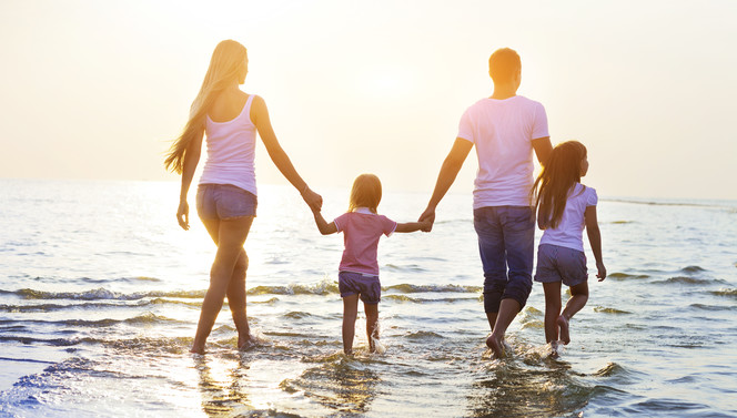 familie naar strand