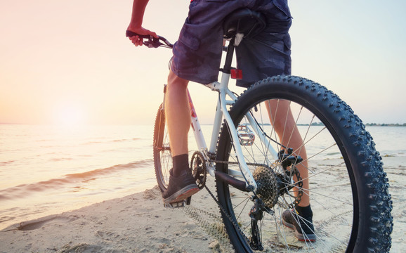 fietsen langs de kust