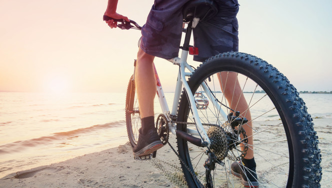 fietsen langs de kust